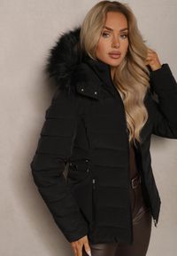 Renee - Czarna Taliowana Kurtka z Pikowanym Przeszyciem i Kapturem z Futerkiem Sagiola. Okazja: na co dzień, na spacer. Kolor: czarny. Materiał: futro. Sezon: zima. Styl: casual, elegancki