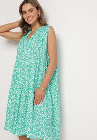 Born2be - Zielona Bawełniana Sukienka Rozkloszowana w Listki Iveliova. Okazja: na co dzień. Typ kołnierza: dekolt w kształcie V. Kolor: zielony. Materiał: bawełna. Styl: klasyczny, elegancki, casual #3