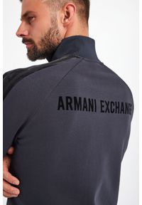 Armani Exchange - BLUZA ARMANI EXCHANGE. Typ kołnierza: kołnierzyk stójkowy. Materiał: welur. Długość rękawa: długi rękaw. Długość: długie. Wzór: nadruk