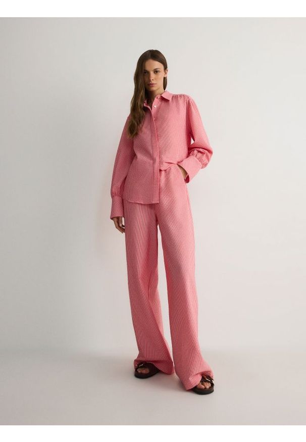 Reserved - Koszula oversize w piżamowym stylu - czerwony. Kolor: czerwony. Materiał: bawełna, wiskoza, tkanina