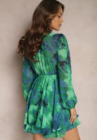 Renee - Zielona Krótka Sukienka Kopertowa z Abstrakcyjnym Wzorem Tie-Dye Mivern. Kolor: zielony. Wzór: aplikacja. Typ sukienki: kopertowe. Długość: mini #3
