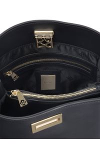 Kazar - Czarna torebka z eleganckim zapięciem i łańcuchem na pasku. Kolor: czarny. Wzór: gładki, aplikacja. Materiał: skórzane. Styl: elegancki #3