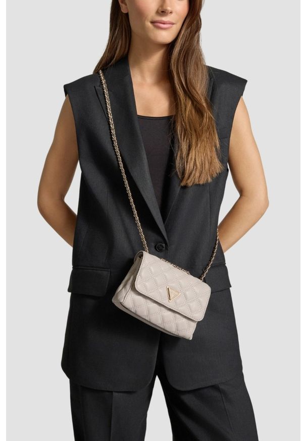 Guess - GUESS Torebka w kolorze taupe damska Giully II Mini. Kolor: beżowy. Styl: elegancki, casual. Rodzaj torebki: na ramię