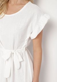 Born2be - Biała Sukienka Ozdobiona Falbankami i Paskiem Izulira. Typ kołnierza: kołnierz z falbankami. Kolor: biały. Wzór: aplikacja. Styl: elegancki #5