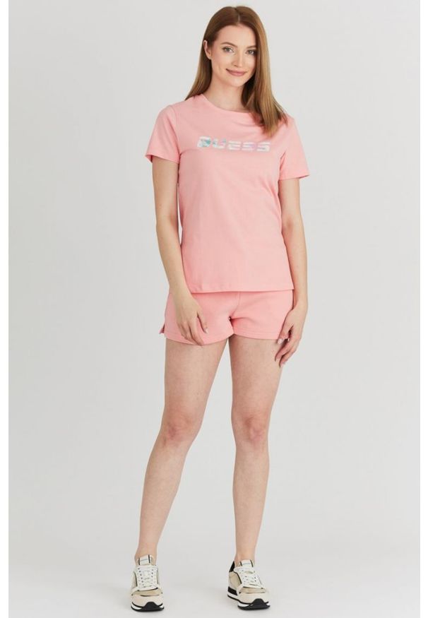 Guess - GUESS Brzoskwiniowe szorty damskie z kolorowym logo, Rozmiar XS. Kolor: różowy. Materiał: bawełna. Wzór: kolorowy