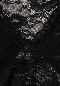 Renee - Czarna Bluzka z Koronki z Długimi Rozszerzanymi Rękawami Kielea. Okazja: na co dzień. Kolor: czarny. Materiał: koronka. Długość: długie. Wzór: koronka. Styl: casual, klasyczny #3