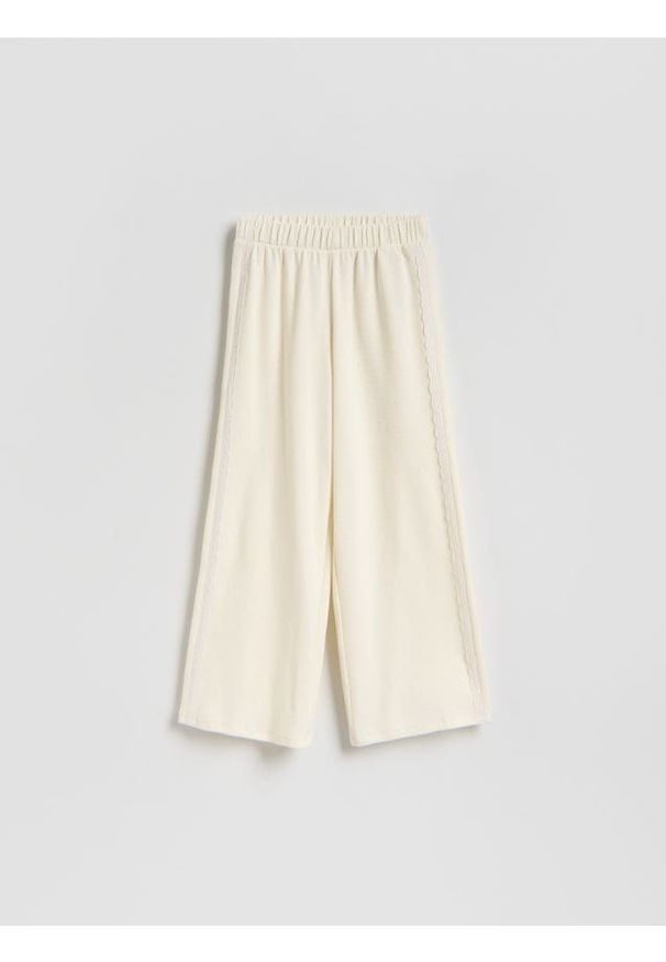 Reserved - Bawełniane spodnie z lampasami - kremowy. Kolor: kremowy. Materiał: bawełna