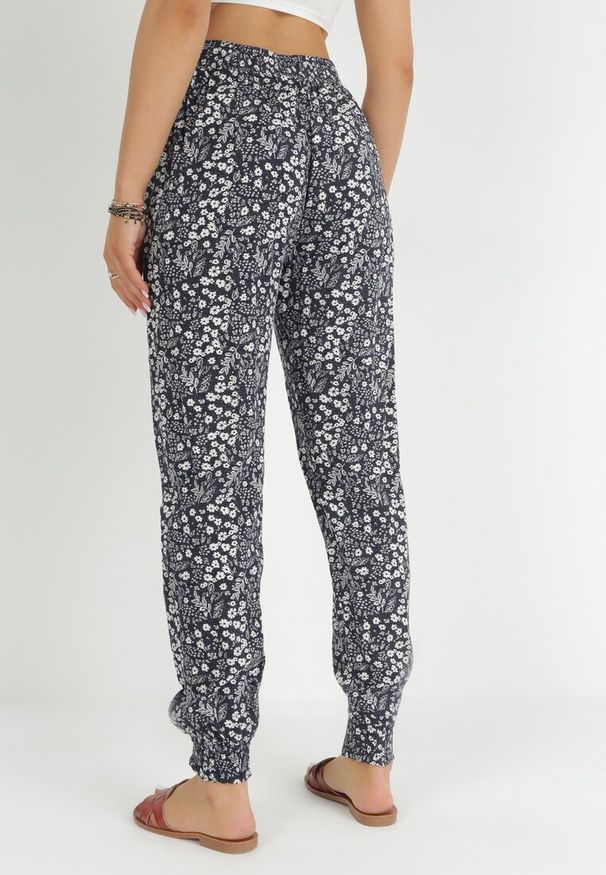 Born2be - Granatowe Spodnie w Kwiaty z Gumką w Pasie Lorraina. Kolor: niebieski. Długość: długie. Wzór: kwiaty. Sezon: wiosna, lato