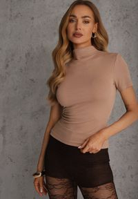 Renee - Beżowy Wiskozowy T-shirt o Dopasowanym Kroju z Golfem Isomina. Okazja: na co dzień, na imprezę. Typ kołnierza: golf. Kolor: beżowy. Materiał: wiskoza. Styl: casual #1