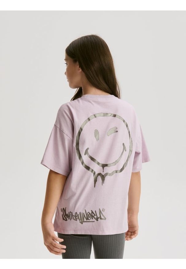 Reserved - T-shirt SmileyWorld® - lawendowy. Kolor: fioletowy. Materiał: bawełna
