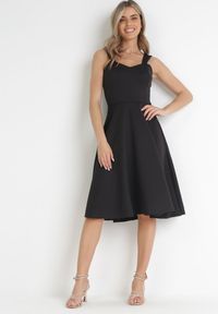 Born2be - Czarna Rozkloszowana Sukienka Midi na Ramiączkach z Głębokim Dekoltem Maudia. Kolor: czarny. Długość rękawa: na ramiączkach. Długość: midi #1