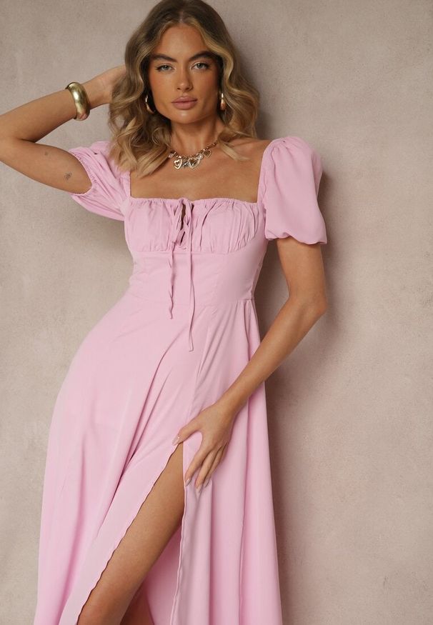 Renee - Różowa Rustykalna Sukienka o Rozkloszowanym Kroju z Wiązaniem i Rozcięciem Idanvera. Okazja: na spacer. Typ kołnierza: dekolt kwadratowy. Kolor: różowy. Sezon: lato. Typ sukienki: rozkloszowane