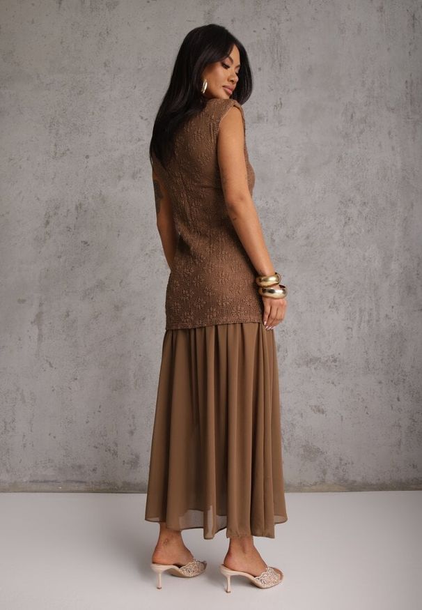 Renee - Brązowa Ażurowa Sukienka z Transparentnym Dołem i Usztywnionymi Ramionami Semiris. Kolor: brązowy. Wzór: ażurowy. Styl: klasyczny