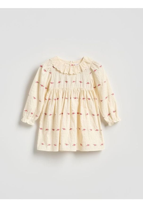 Reserved - Sukienka z kołnierzykiem - kremowy. Kolor: kremowy. Materiał: bawełna