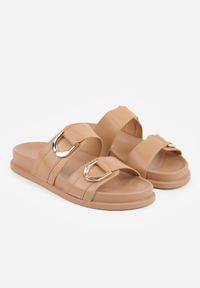 Born2be - Ciemnobeżowe Klapki Ozdobione Dwoma Klamrami Sthosaildy. Okazja: na spacer. Kolor: beżowy. Materiał: satyna. Wzór: aplikacja. Sezon: lato. Styl: elegancki, boho #8