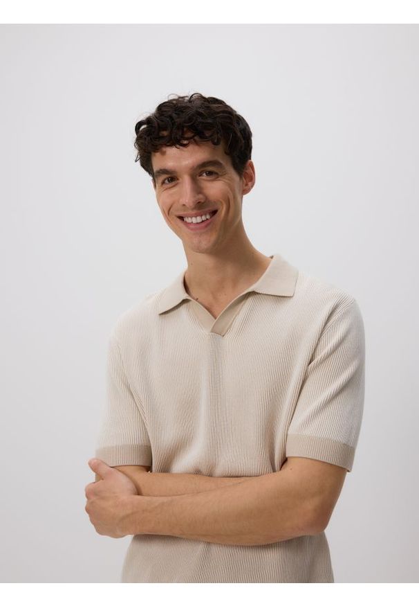 Reserved - Strukturalny sweter polo - beżowy. Typ kołnierza: polo. Kolor: beżowy. Materiał: dzianina, bawełna