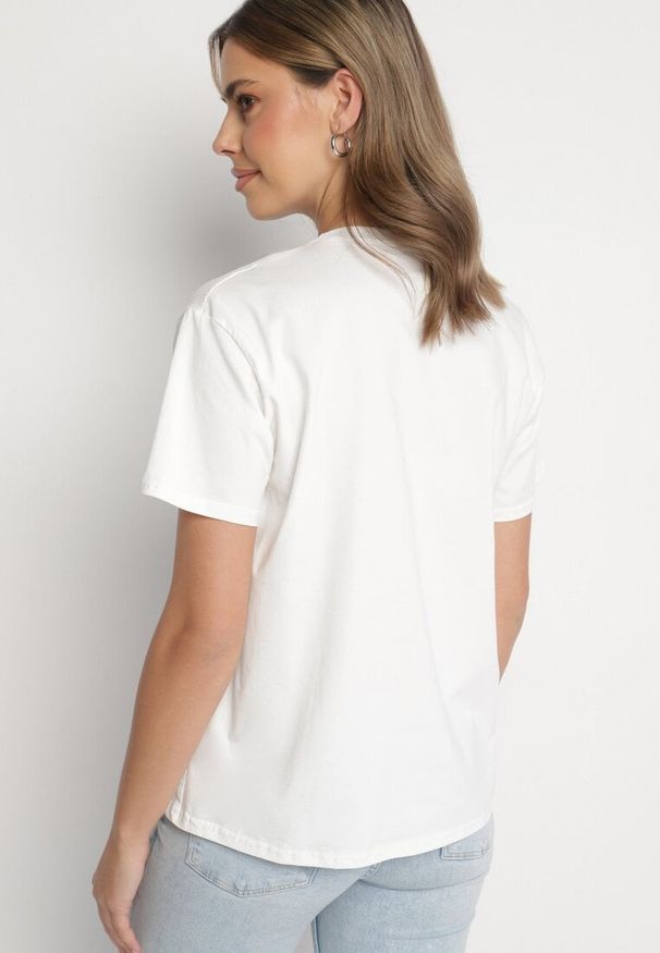 Born2be - Biały T-shirt z Bawełny Ozdobiony Napisem Marivorra. Okazja: na co dzień. Kolor: biały. Materiał: bawełna. Wzór: aplikacja, napisy. Styl: klasyczny, casual