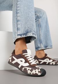 Born2be - Brązowo-Białe Sneakersy Ozdobione Geometrycznym Motywem Ardetia. Okazja: na co dzień. Kolor: brązowy. Materiał: jeans. Wzór: aplikacja, geometria
