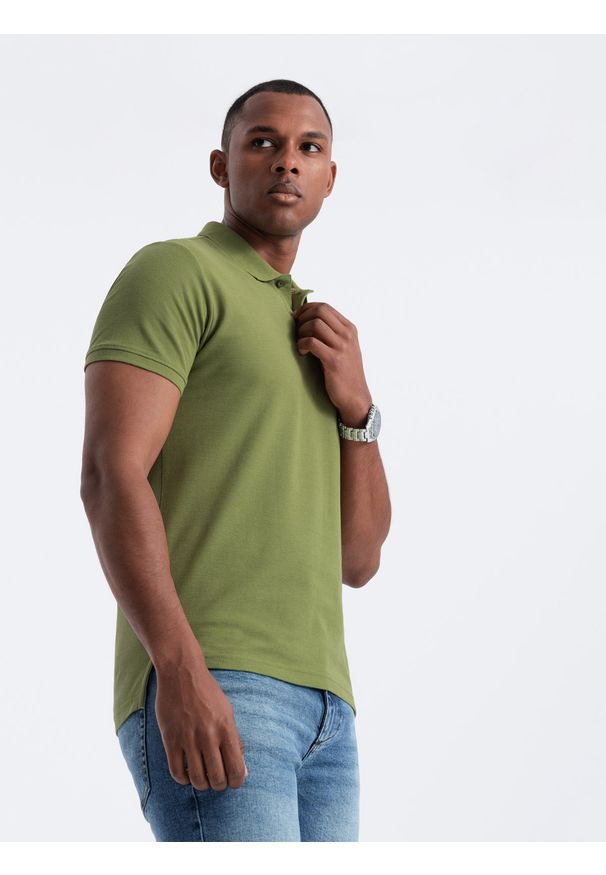 Ombre Clothing - Męska koszulka polo jednokolorowa BASIC z dzianiny pique - oliwkowa V21 - Rozmiar: S. Okazja: na co dzień. Typ kołnierza: polo. Kolor: oliwkowy. Materiał: dzianina. Wzór: haft, aplikacja, jednolity. Styl: sportowy, wizytowy, casual