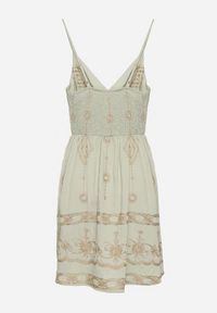 Born2be - Jasnozielona Sukienka Boho z Wiskozy na Ramiączkach Zdobiona Metalicznym Haftem Saleriela. Okazja: na spacer, na co dzień. Kolor: zielony. Materiał: wiskoza. Długość rękawa: na ramiączkach. Wzór: aplikacja, haft. Typ sukienki: rozkloszowane. Styl: boho #3