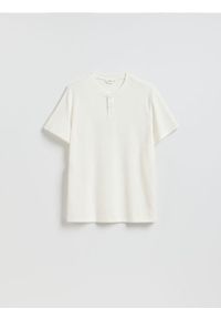 Reserved - T-shirt henley regular fit - złamana biel. Typ kołnierza: typu henley. Materiał: dzianina, bawełna #1