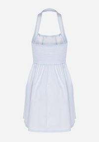 Born2be - Jasnoniebieska Bawełniana Sukienka Rozkloszowana na Szyję Kolaniela. Okazja: na co dzień. Kolor: niebieski. Materiał: bawełna. Sezon: wiosna. Typ sukienki: proste. Styl: casual, elegancki #3