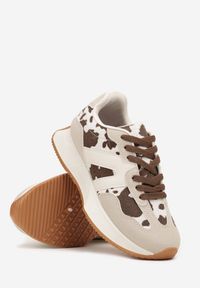 Born2be - Biało-Brązowe Płaskie Sneakersy w Krowie Łaty z Geometrycznym Wzorem Nawla. Nosek buta: okrągły. Zapięcie: sznurówki. Kolor: biały. Materiał: materiał. Wzór: geometria. Obcas: na obcasie. Wysokość obcasa: niski