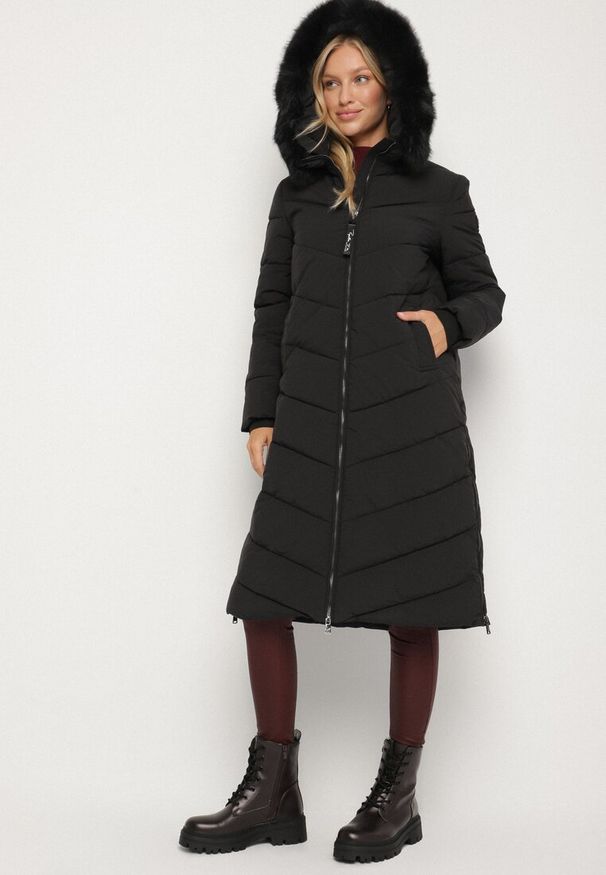 Born2be - Czarna Długa Kurtka z Pikowanymi Przeszyciami i Kapturem z Futerkiem Galella. Okazja: na co dzień. Kolor: czarny. Materiał: futro. Długość: długie. Styl: klasyczny, casual, elegancki