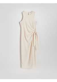 Reserved - Sukienka midi z wiązaniem - kremowy. Kolor: kremowy. Materiał: tkanina. Wzór: gładki. Typ sukienki: proste. Długość: midi