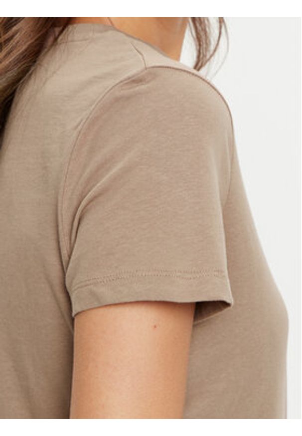 Guess T-Shirt V5RI06 I3Z14 Brązowy Regular Fit. Kolor: brązowy. Materiał: bawełna