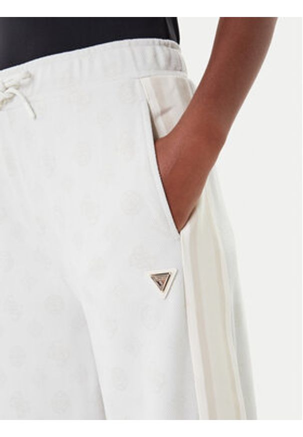 Guess Spodnie dresowe V5YB10 K0282 Écru Relaxed Fit. Materiał: syntetyk
