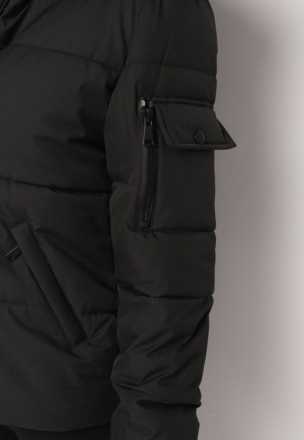 Born2be - Czarna Pikowana Kurtka z Odpinanym Kapturem z Futrem i Długimi Ściągaczami przy Rękawach Zintria. Okazja: na spacer. Kolor: czarny. Materiał: futro. Długość rękawa: długi rękaw. Długość: długie. Styl: elegancki