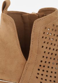 Born2be - Ciemnobeżowe Botki Vices na Słupku z Metaliczną Wstawką i Ażurowym Zdobieniem Vleferdia. Kolor: beżowy. Wzór: ażurowy, aplikacja. Obcas: na słupku #5