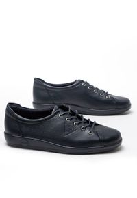 ecco - Sneakersy damskie granatowe ECCO Soft 2.0. Kolor: niebieski. Materiał: materiał. Sezon: lato #1