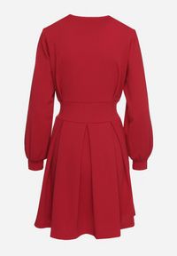 Born2be - Czerwona Rozkloszowana Sukienka z Kopertowym Dekoltem i Wszytym Wiązanym Paskiem Temithie. Okazja: na co dzień. Typ kołnierza: dekolt kopertowy. Kolor: czerwony. Materiał: jeans. Typ sukienki: kopertowe. Styl: casual, elegancki #4