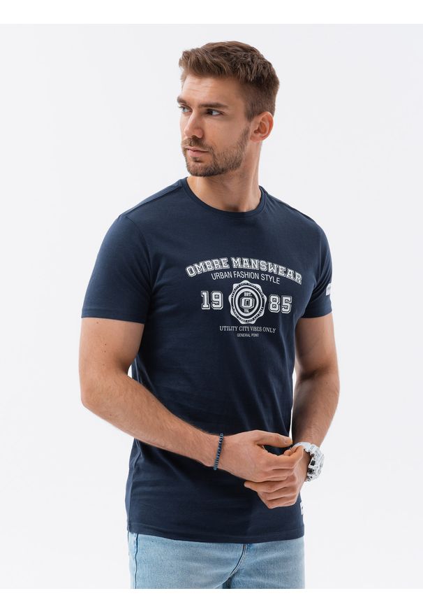 Ombre Clothing - T-shirt męski bawełniany z nadrukiem - granatowy V3 S1748 - M. Kolor: niebieski. Materiał: bawełna. Długość rękawa: krótki rękaw. Długość: krótkie. Wzór: nadruk. Styl: klasyczny