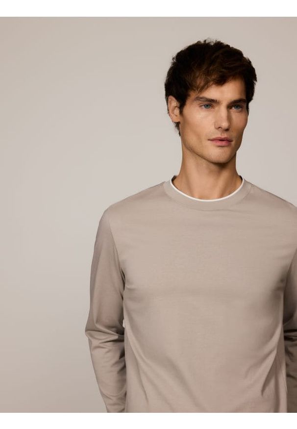 Reserved - Longsleeve regular z przeszyciami - brązowy. Kolor: brązowy. Materiał: bawełna. Długość rękawa: długi rękaw