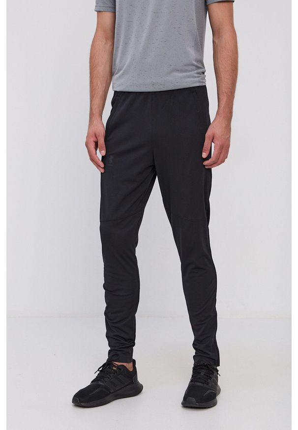 Under Armour - Spodnie. Kolor: czarny. Materiał: materiał