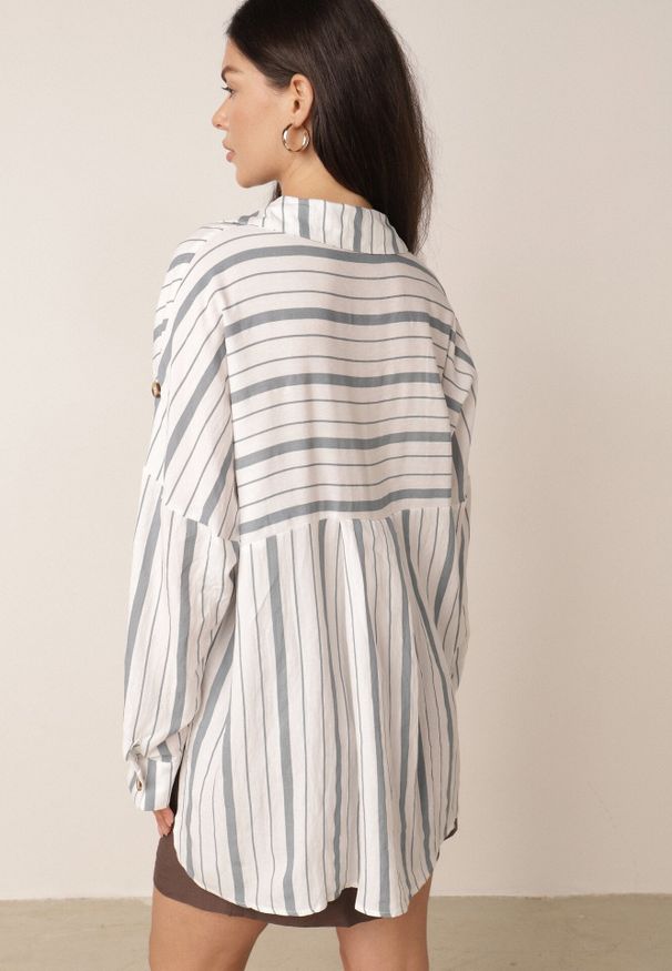 Born2be - Jasnoniebieska Letnia Koszula Oversize z Bawełny w Paski z Nietoperzowymi Rękawami Sheilla. Okazja: na co dzień. Kolor: niebieski. Materiał: bawełna. Wzór: paski. Sezon: lato. Styl: elegancki, casual