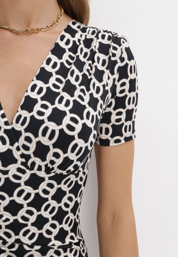 Born2be - Czarno-Beżowa Asymetryczna Sukienka z Wycięciem Rentines. Typ kołnierza: dekolt kopertowy. Kolor: czarny. Wzór: aplikacja. Typ sukienki: asymetryczne. Długość: maxi