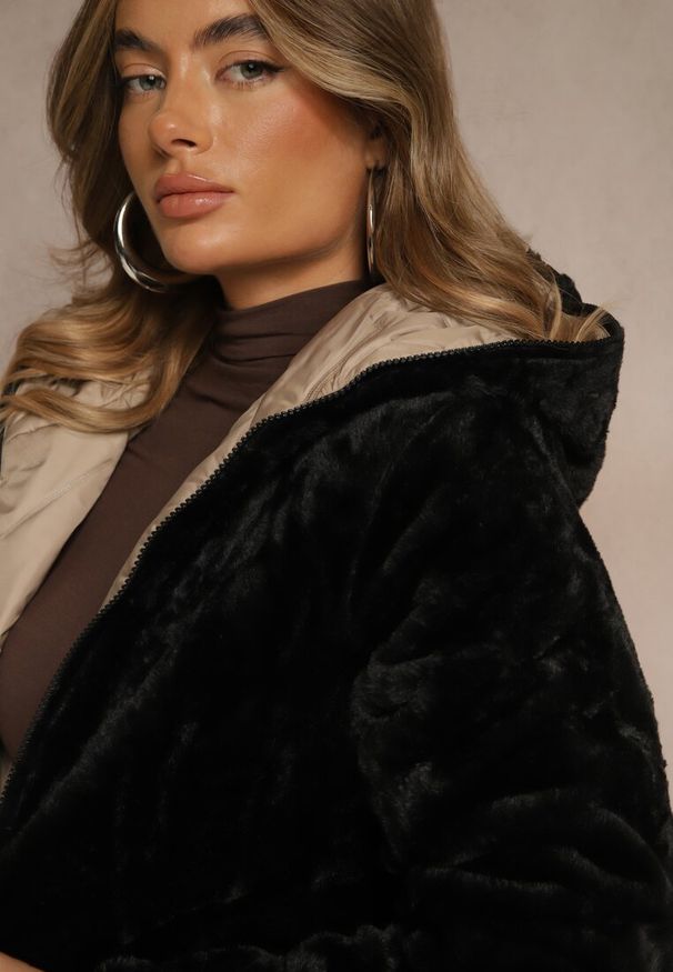 Renee - Beżowa Dwustronna Kurtka z Pikowanymi Przeszyciami i Kapturem Tianessa. Kolor: beżowy. Materiał: poliester, dzianina. Styl: sportowy, elegancki