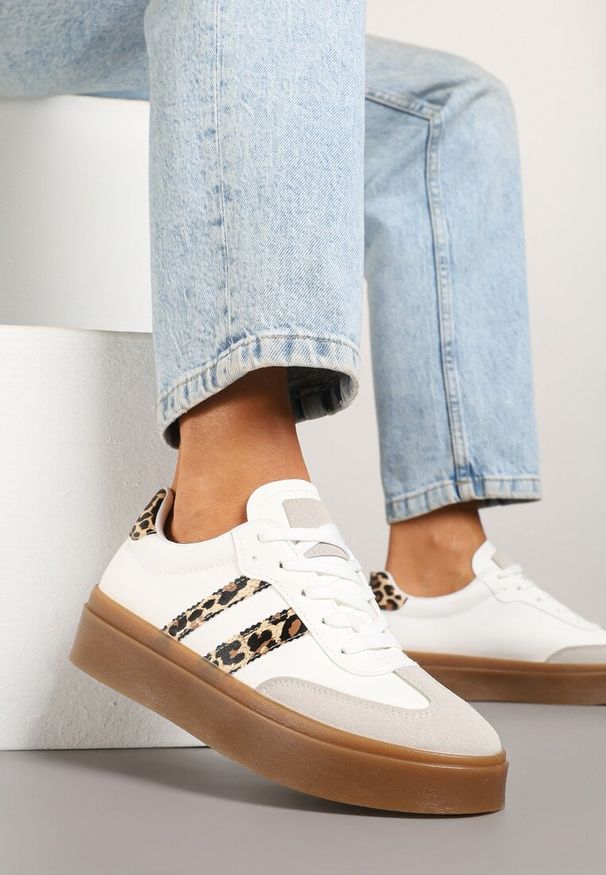 Born2be - Białe Sneakersy Klasyczne Tenisówki Zdobione Wstawkami w Panterkę Nilenisse. Okazja: na co dzień. Kolor: biały. Materiał: jeans. Wzór: aplikacja, motyw zwierzęcy