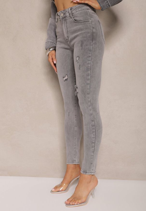 Renee - Jasnoszare Jeansy o Fasonie Skinny High Waist z Ozdobnymi Przetarciami Lililiane. Okazja: na co dzień. Stan: podwyższony. Kolor: szary. Styl: klasyczny, elegancki, casual