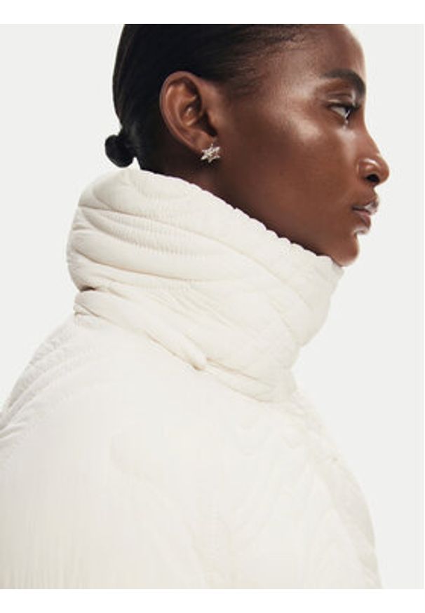 Desigual Kurtka zimowa Aarhus 24WWEWAC Écru Regular Fit. Kolor: kremowy. Materiał: syntetyk. Sezon: zima