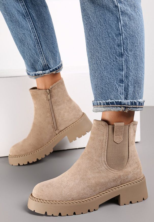 Renee - Beżowe Botki Sztyblety z Elastyczną Wstawką Ralia. Nosek buta: okrągły. Zapięcie: zamek. Kolor: beżowy. Materiał: materiał, jeans. Szerokość cholewki: normalna. Wzór: aplikacja, gładki, jednolity. Styl: klasyczny