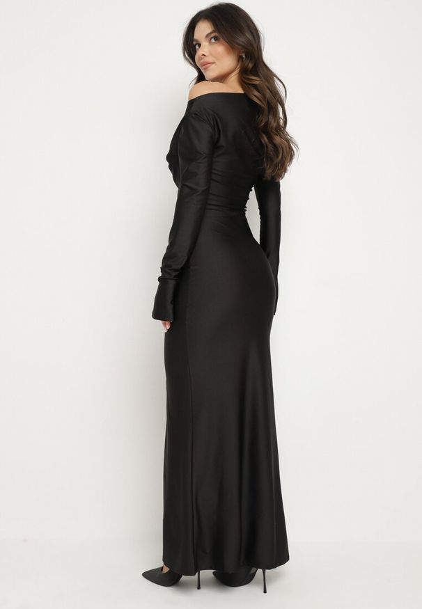 Born2be - Czarna Dopasowana Sukienka z Rozcięciem i Asymetrycznym Dekoltem Ravielis. Okazja: na imprezę. Kolor: czarny. Długość rękawa: długi rękaw. Typ sukienki: asymetryczne. Styl: klasyczny, elegancki