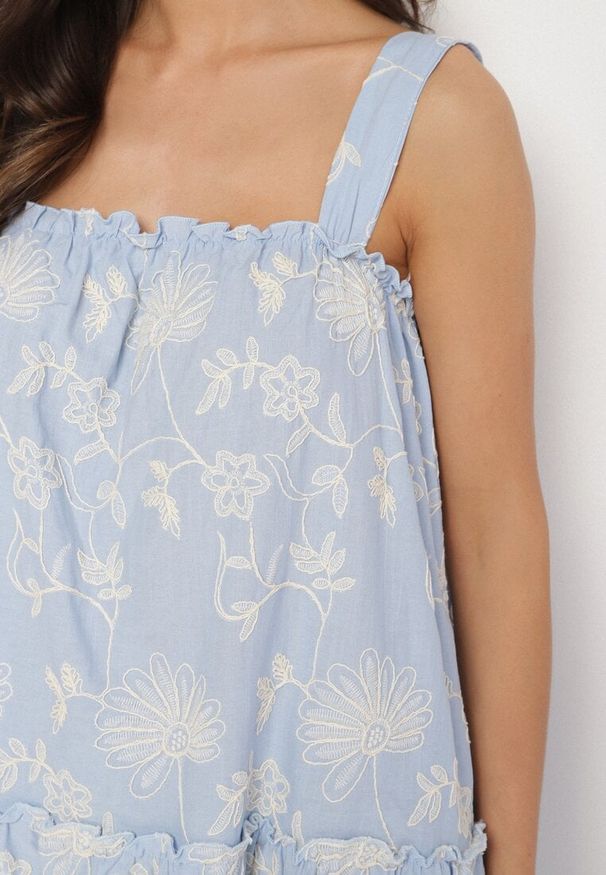 Born2be - Niebieska Bawełniana Sukienka w Kwiaty Ozdobiona Marszczeniem Lilinoa. Okazja: na spacer, na co dzień. Kolor: niebieski. Materiał: bawełna. Długość rękawa: na ramiączkach. Wzór: aplikacja, kwiaty. Sezon: lato. Typ sukienki: proste. Styl: casual, elegancki