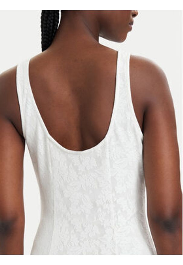 Vero Moda Sukienka koktajlowa Salina 10356493 Biały Regular Fit. Kolor: biały. Materiał: syntetyk. Styl: wizytowy