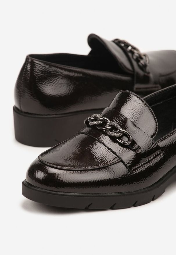Born2be - Brązowe Lakierowane Mokasyny z Łańcuszkiem Arnarie. Okazja: na co dzień. Kolor: brązowy. Materiał: lakier. Styl: klasyczny, casual