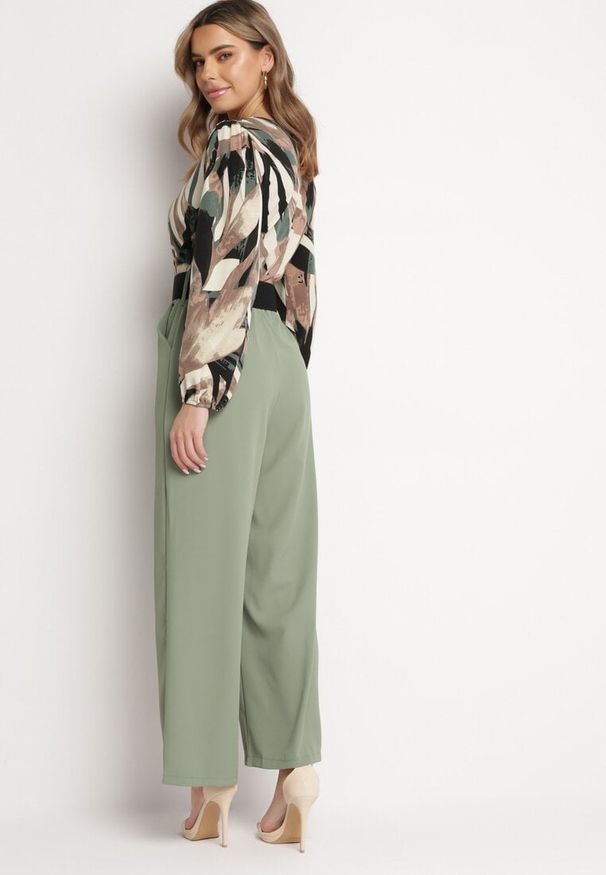 Born2be - Zielony Kombinezon z Kopertową Górą i Szerokimi Spodniami oraz Paskiem Elavina. Kolor: zielony